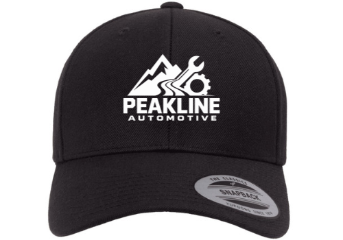 Curved visor snapback in black, Peakline design on the front