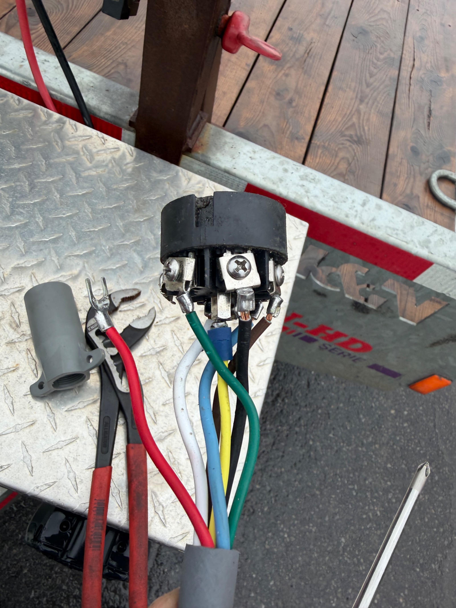New 7 Pin Trailer Connector